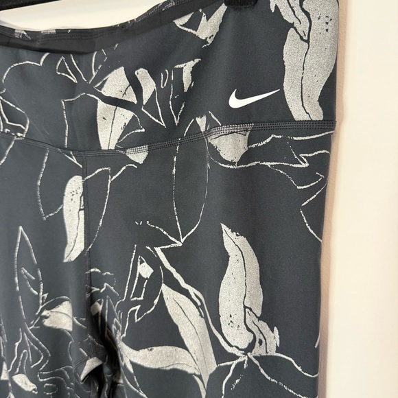 Nike Women’s Black Metallic Floral Sport Leggings Size XXL - Picture 3 of 6